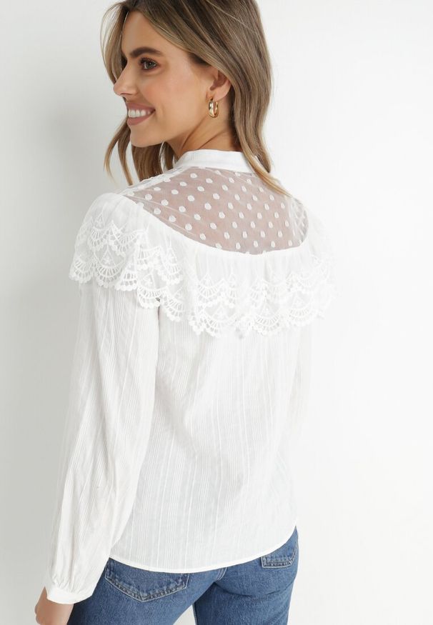 Born2be - Biała Koszula z Falbanką i Koronką Chionothoe. Okazja: na spotkanie biznesowe. Kolor: biały. Materiał: koronka. Wzór: koronka. Styl: biznesowy, elegancki