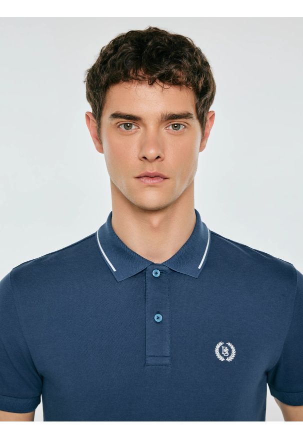Big-Star - Koszulka męska polo niebieska Polian 405. Okazja: na co dzień. Typ kołnierza: polo. Kolor: niebieski. Materiał: jeans, dzianina. Wzór: paski, jednolity, haft. Styl: sportowy, klasyczny, elegancki, casual