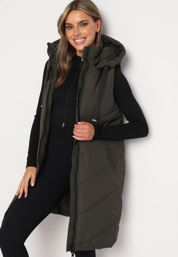 Born2be - Ciemnozielona Pikowana Kamizelka na Suwak z Kapturem i Sznurkami Mivissea. Typ kołnierza: kaptur. Kolor: zielony. Styl: elegancki, sportowy