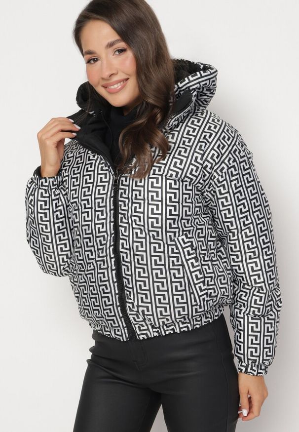Born2be - Czarna Dwustronna Kurtka Pikowana z Kapturem Mesfinna. Typ kołnierza: kaptur. Kolor: czarny. Wzór: geometria, nadruk, aplikacja