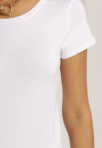Renee - Biały T-shirt Ariema. Kolor: biały. Materiał: dzianina. Długość rękawa: krótki rękaw. Długość: krótkie. Wzór: gładki