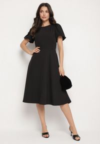 Born2be - Czarna Sukienka Vices o Rozkloszowanym Kroju z Odpinanym Kwiatem 3D Rallarea. Kolor: czarny. Wzór: kwiaty. Sezon: wiosna, lato #9