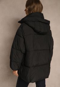 Renee - Czarna Kurtka Oversize z Pikowanymi Przeszyciami i Kapturem Galeana. Okazja: na co dzień. Kolor: czarny. Materiał: poliester, dzianina, zamsz, jeans. Sezon: zima. Styl: casual, elegancki #5