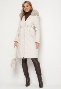 Born2be - Jasnobeżowa Kurtka Parka Długa ze Ściągaczami i Futerkiem Odpinanym Delanira. Okazja: na co dzień. Kolor: beżowy. Materiał: futro. Długość rękawa: długi rękaw. Długość: długie. Styl: klasyczny, casual, elegancki #2