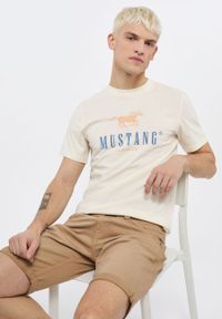 Mustang - MUSTANG ALEX C PRINT MĘSKI T-SHIRT KOSZULKA NADRUK LOGO PRISTINE 1013808 8001. Wzór: nadruk
