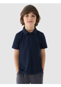 4f - Koszulka polo chłopięca - granatowa. Okazja: na co dzień. Typ kołnierza: polo. Kolor: niebieski. Materiał: bawełna, dzianina. Długość rękawa: krótki rękaw. Długość: krótkie. Wzór: gładki, ze splotem. Sezon: lato. Styl: klasyczny, casual, sportowy #1