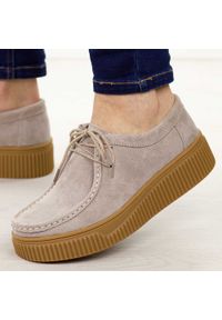 Beżowe skórzane półbuty damskie Filippo Dp7500/26. Okazja: na co dzień. Nosek buta: okrągły. Zapięcie: sznurówki. Kolor: beżowy. Materiał: skóra, zamsz. Szerokość cholewki: normalna. Sezon: jesień, wiosna. Styl: klasyczny, casual, elegancki #1