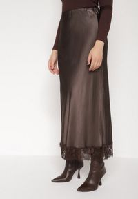 Born2be - Brązowa Satynowa Spódnica z Wiskozy Ozdobiona Koronką Fedare. Okazja: na co dzień. Kolor: brązowy. Materiał: wiskoza, satyna, koronka. Wzór: aplikacja, koronka. Styl: klasyczny, casual, elegancki #3
