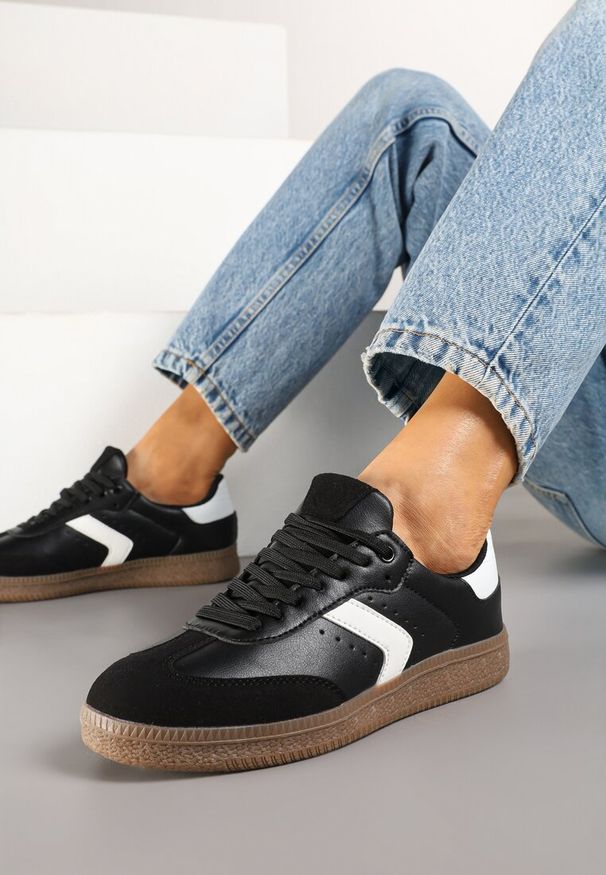 Born2be - Czarne Sneakersy w Stylu Tenisówek z Perforacją Aranaria. Okazja: na co dzień, na spacer. Kolor: czarny. Materiał: jeans, kauczuk. Sport: turystyka piesza