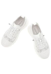 Białe Sneakers Vinceza Modne Obuwie Damskie. Okazja: na co dzień. Zapięcie: sznurówki. Kolor: biały. Szerokość cholewki: normalna. Wzór: kwiaty, ażurowy, aplikacja. Obcas: na platformie