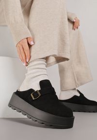 Born2be - Czarne Niskie Śniegowce na Grubej Podeszwie Zdobione Sprzączką Vetiare. Nosek buta: okrągły. Zapięcie: sprzączka. Kolor: czarny. Wzór: aplikacja. Materiał: zamsz, futro. Sezon: zima. Obcas: na koturnie. Styl: klasyczny. Wysokość obcasa: średni #3