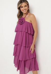 Born2be - Fioletowa Sukienka z Falbanami Wiązana na Szyi z Broszką Kwiatem Tinallena. Okazja: na co dzień. Kolor: fioletowy. Wzór: kwiaty. Styl: casual #1