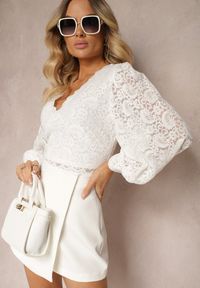 Renee - Biała Koronkowa Bluzka o Krótkim Fasonie z Mankietami Skylame. Kolor: biały. Materiał: koronka. Długość: krótkie. Styl: elegancki