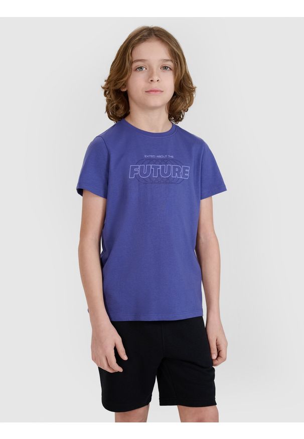 4f - 4F T-shirt regular z nadrukiem chłopięcy - fioletowy 164 (13-14 lat). Okazja: na co dzień. Kolor: fioletowy. Materiał: bawełna, jersey, dzianina. Długość rękawa: krótki rękaw. Długość: krótkie. Wzór: nadruk. Sezon: lato. Styl: sportowy, klasyczny, casual