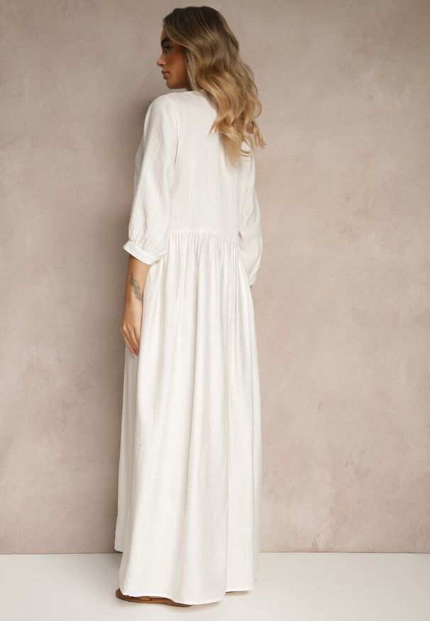 Renee - Biała Sukienka z Wiskozy Ozdobiona Haftem Galionetia. Okazja: na co dzień. Kolor: biały. Materiał: wiskoza. Wzór: aplikacja, haft. Styl: casual