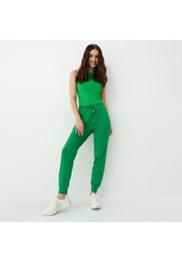 Mohito - Zielone spodnie dresowe - Zielony. Kolor: zielony. Materiał: dresówka #1