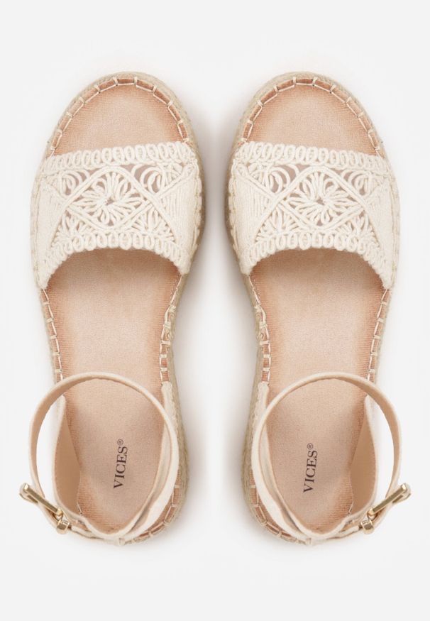 Born2be - Beżowe Sandały VICES na Koturnie Ozdobione Plecionką i Ażurowym Wzorem Bambolis. Okazja: na co dzień, do pracy. Zapięcie: sprzączka. Kolor: beżowy. Wzór: ażurowy, aplikacja. Sezon: lato. Obcas: na koturnie. Styl: casual, elegancki