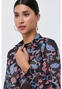 Guess koszula damska kolor czarny regular z kołnierzykiem klasycznym. Typ kołnierza: kołnierzyk klasyczny. Kolor: czarny. Styl: klasyczny #4