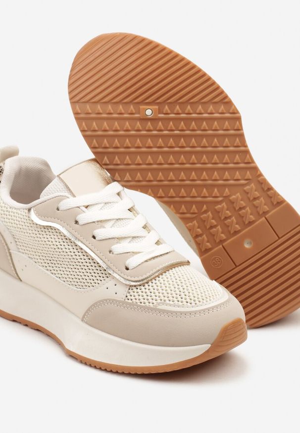 Renee - Beżowe Sneakersy Ozdobione Geometrycznym Motywem Calgis. Nosek buta: okrągły. Zapięcie: sznurówki. Kolor: beżowy. Materiał: materiał. Wzór: aplikacja, geometria. Obcas: na obcasie. Wysokość obcasa: niski