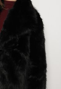 Born2be - Czarna Jednorzędowa Kurtka Futerko z Szerokim Kołnierzem Conellia. Okazja: na co dzień. Kolor: czarny. Materiał: futro. Styl: casual, elegancki