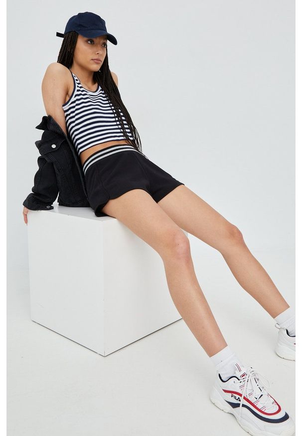 Superdry szorty damskie kolor czarny z aplikacją high waist. Okazja: na co dzień. Stan: podwyższony. Kolor: czarny. Wzór: aplikacja. Styl: casual