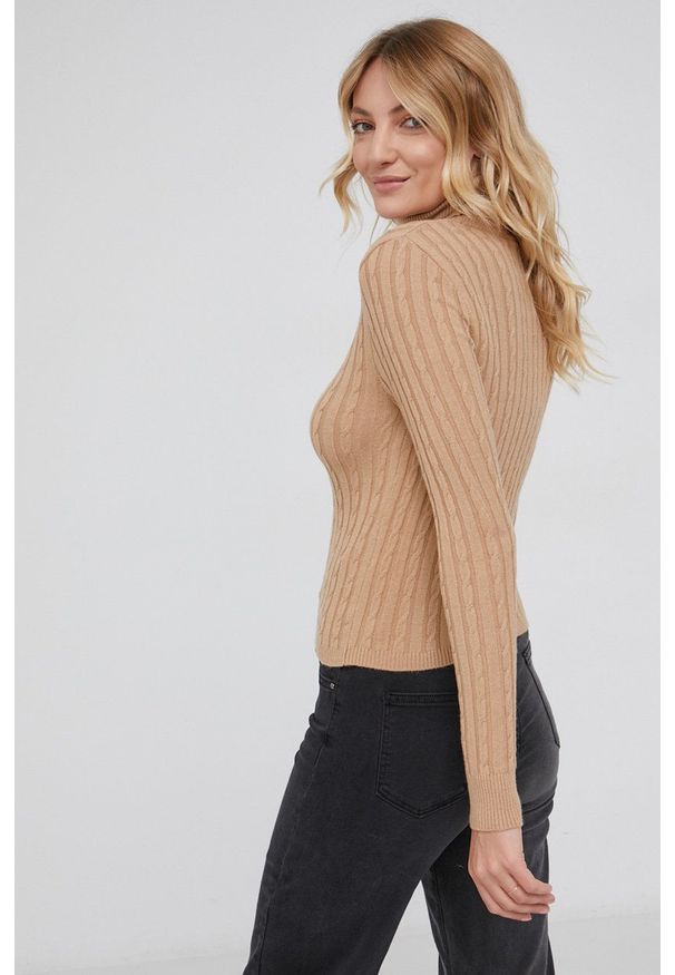 Answear Lab Sweter damski kolor beżowy z golfem. Typ kołnierza: golf. Kolor: beżowy. Materiał: dzianina. Długość rękawa: długi rękaw. Długość: długie. Wzór: ze splotem. Styl: wakacyjny
