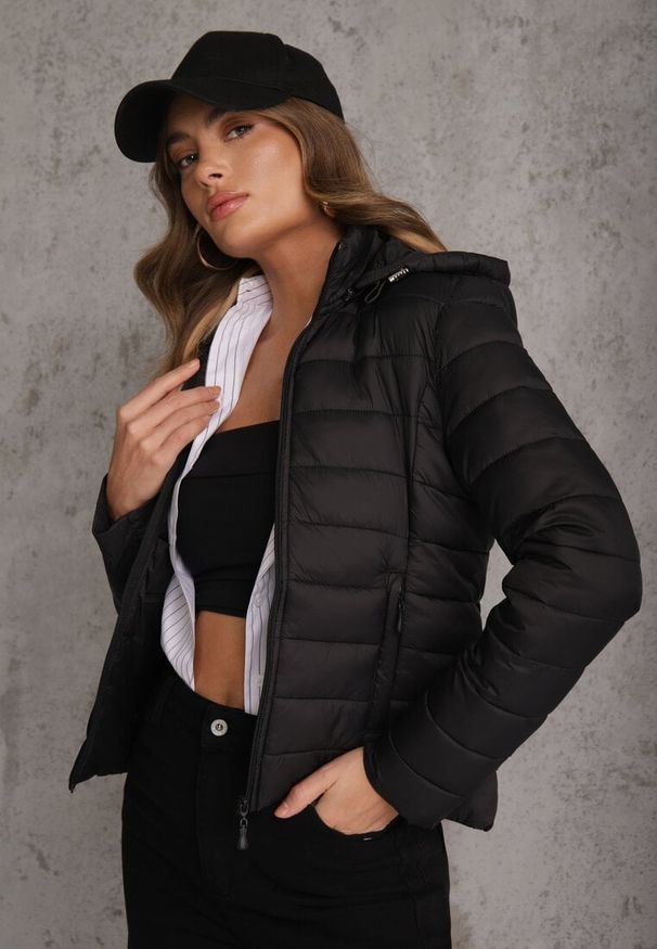 Renee - Czarna Pikowana Kurtka Przejściowa o Taliowanym Kroju z Odpinanym Kapturem Elzinnora. Kolor: czarny. Materiał: jeans, nylon