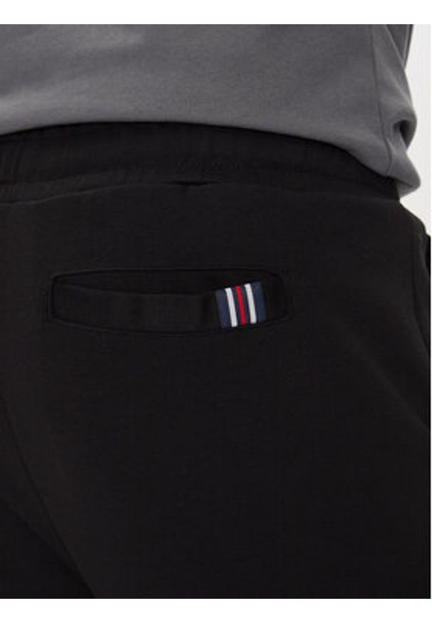 Fila Spodnie dresowe Lobbes FAM0922 Czarny Tapered Fit. Kolor: czarny. Materiał: syntetyk