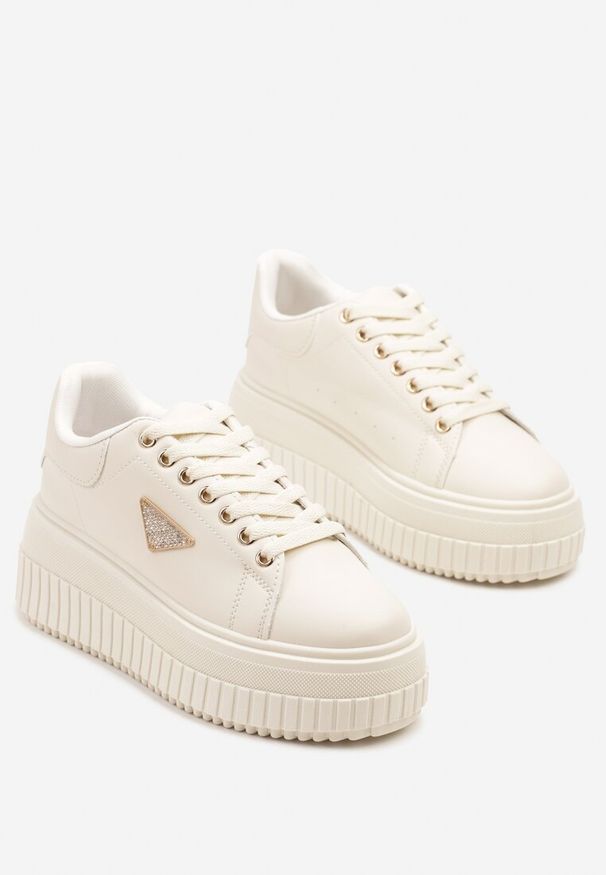Renee - Beżowe Sneakersy na Tłoczonej Platformie Zdobione Metaliczną Aplikacją Fidania. Okazja: na co dzień. Kolor: beżowy. Materiał: jeans. Wzór: aplikacja. Obcas: na platformie