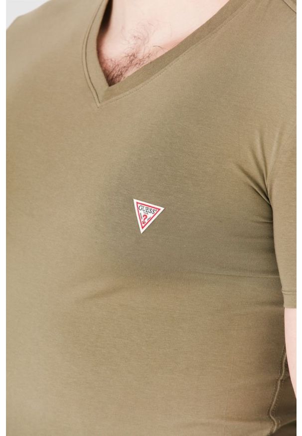 Guess - GUESS Khaki t-shirt męski w serek z elastanem. Typ kołnierza: dekolt w serek. Kolor: zielony. Materiał: elastan. Wzór: aplikacja