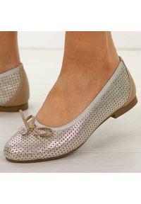 Złote skórzane baleriny damskie T.Sokolski W26-225. Okazja: na co dzień. Kolor: złoty. Materiał: skóra. Szerokość cholewki: normalna. Wzór: aplikacja. Sezon: wiosna, jesień, lato. Styl: casual, elegancki, klasyczny #1