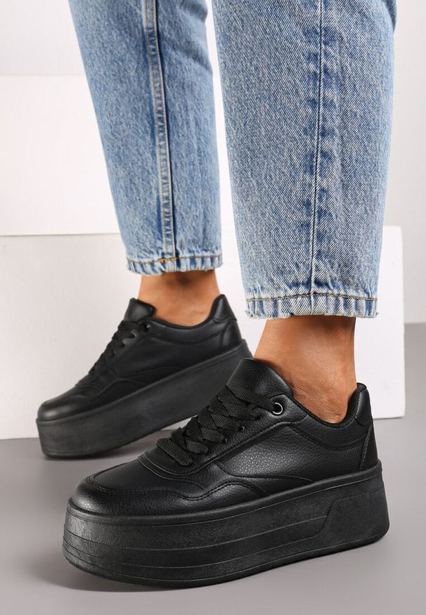 Born2be - Czarne Sneakersy na Tłoczonej Grubej Podeszwie Vaitessa. Okazja: na co dzień, na spacer. Kolor: czarny. Materiał: jeans. Sport: turystyka piesza