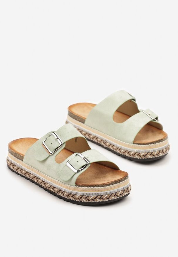 Renee - Jasnozielone Klapki na Niskiej Platformie z Ozdobną Plecionką i Klamrami Tuessa. Okazja: na spacer, na imprezę, na co dzień. Kolor: zielony. Sezon: lato. Obcas: na platformie. Styl: casual, elegancki