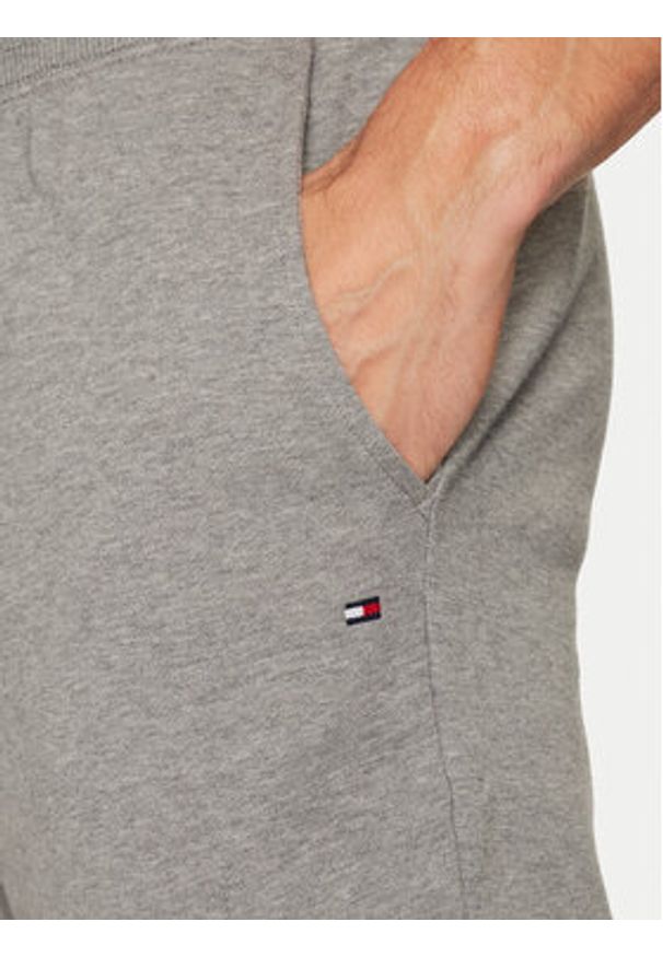 TOMMY HILFIGER - Tommy Hilfiger Spodnie dresowe Terry MW0MW37236 Szary Regular Fit. Kolor: szary. Materiał: bawełna