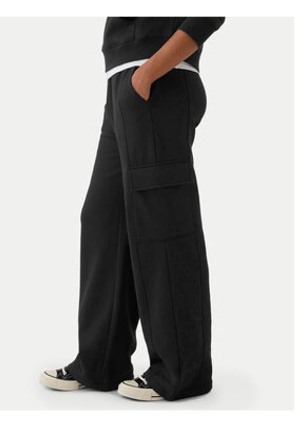 GAP - Gap Spodnie dresowe 523564-01 Czarny Relaxed Fit. Kolor: czarny. Materiał: bawełna