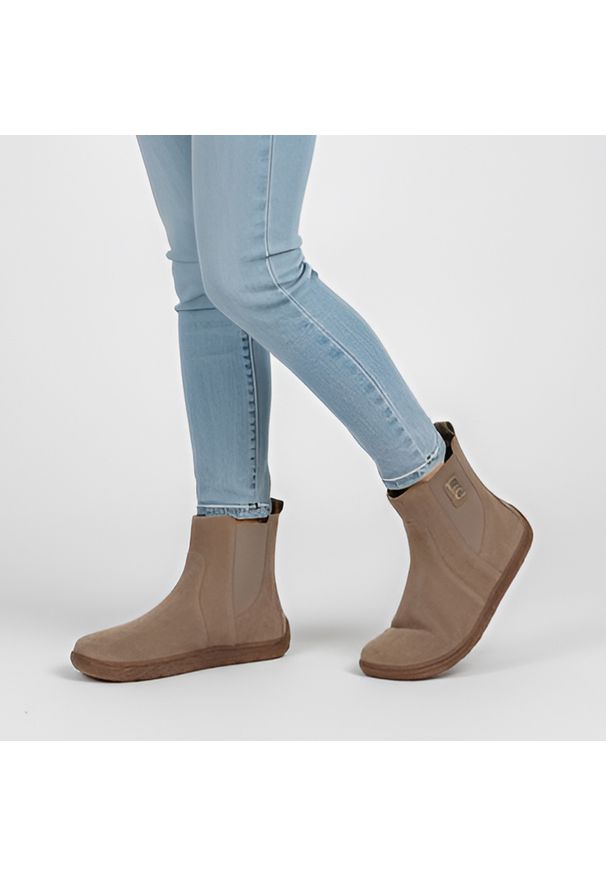 Brązowe Botki Barefoot Armodo Wygodne Obuwie Damskie. Okazja: na co dzień. Zapięcie: zamek. Kolor: brązowy. Materiał: welur. Wzór: aplikacja. Styl: elegancki, casual