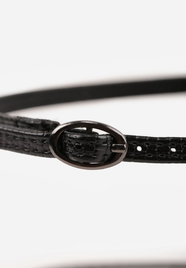 Renee - Czarne Sandały VICES z Przeplatanymi Paskami i Zakrytym Noskiem Usinlisa. Okazja: na co dzień. Zapięcie: pasek. Kolor: czarny. Wzór: paski. Styl: boho, elegancki, casual