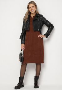 Born2be - Brązowa Sweterkowa Sukienka Pudełkowa z Bawełną i Wełną Ozdobiona Suwakiem Reimia. Okazja: na co dzień. Kolor: brązowy. Materiał: wełna, bawełna. Wzór: aplikacja. Styl: klasyczny, casual #4