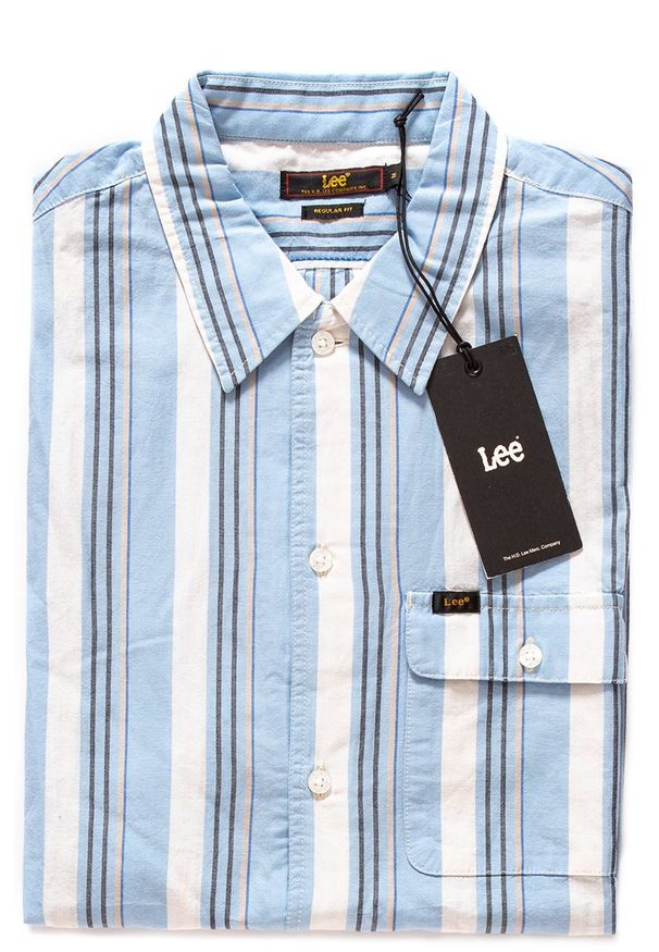 Lee - KOSZULA MĘSKA KRÓTKI RĘKAW RĘKAW LEE BUTTON DOWN VARIATION SKY BLUE L66LUGLM. Typ kołnierza: button down. Długość rękawa: krótki rękaw. Długość: krótkie. Wzór: paski