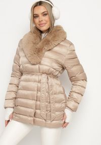 Born2be - Beżowa Pikowana Kurtka z Paskiem i Futrzanym Kołnierzem Gunnitte. Typ kołnierza: bez kaptura. Kolor: beżowy. Materiał: futro. Styl: elegancki #1