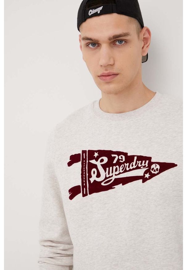 Superdry bluza męska kolor beżowy melanżowa. Okazja: na co dzień. Kolor: beżowy. Materiał: dzianina. Wzór: melanż. Styl: casual