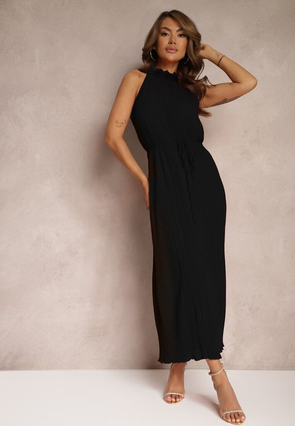 Renee - Czarna Sukienka z Dekoltem Typu Halter z Materiałowym Paskiem w Talii i Aplikacjami 3D Dimnnia. Okazja: na co dzień, na imprezę. Typ kołnierza: dekolt halter. Kolor: czarny. Materiał: materiał. Długość rękawa: bez ramiączek. Wzór: aplikacja. Typ sukienki: proste. Styl: casual, elegancki