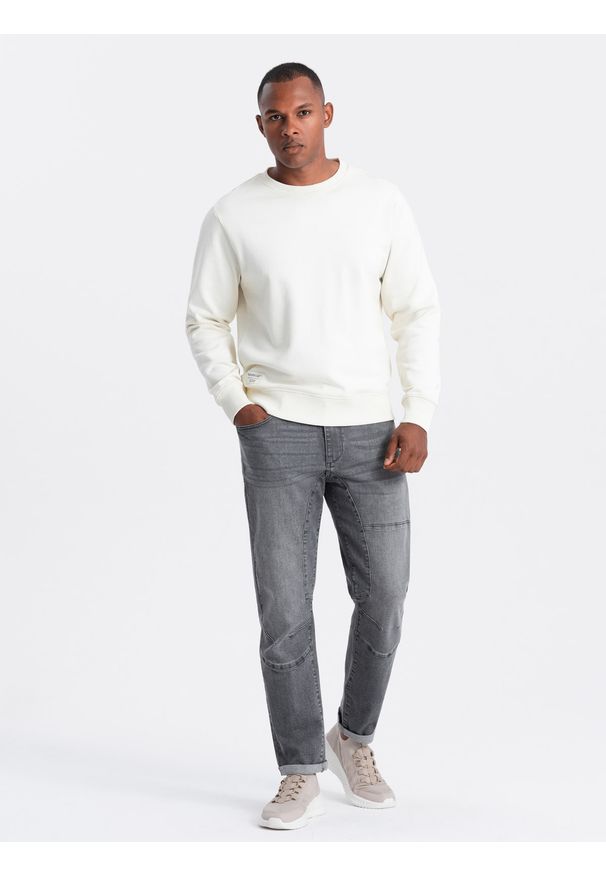 Ombre Clothing - Męskie spodnie jeansowe TAPERED FIT z przeszyciami i podwiniętymi nogawkami – szare V2 - Rozmiar: XXL. Okazja: na co dzień. Kolor: szary. Materiał: jeans. Wzór: aplikacja. Styl: casual, elegancki