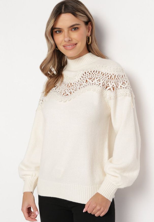 Born2be - Jasnobeżowy Sweter Dzianinowy z Koronką Amaleth. Kolor: beżowy. Materiał: dzianina, koronka. Długość: długie. Wzór: koronka