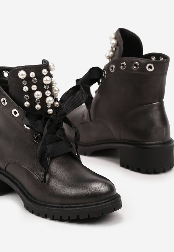 Born2be - Srebrne Botki z Językiem Ozdobionym Perełkami i Cyrkoniami Jovirra. Okazja: na co dzień. Kolor: srebrny. Materiał: jeans. Wzór: aplikacja. Styl: casual, rockowy, elegancki
