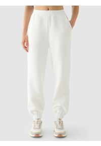 4f - 4F Spodnie dresowe joggery damskie - białe M. Kolor: biały. Materiał: dresówka. Wzór: jednolity, ze splotem #2