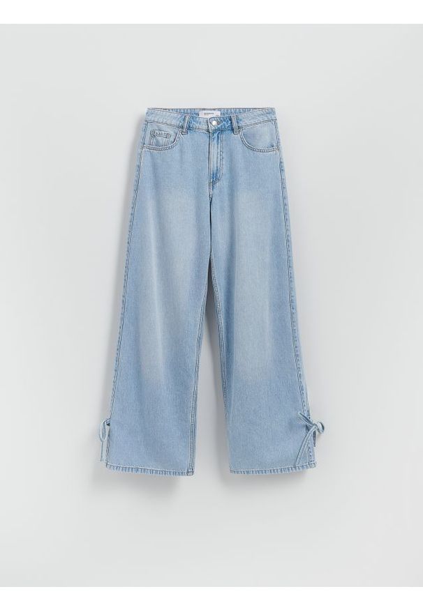 Reserved - Jeansy straight z kokardkami - niebieski. Kolor: niebieski