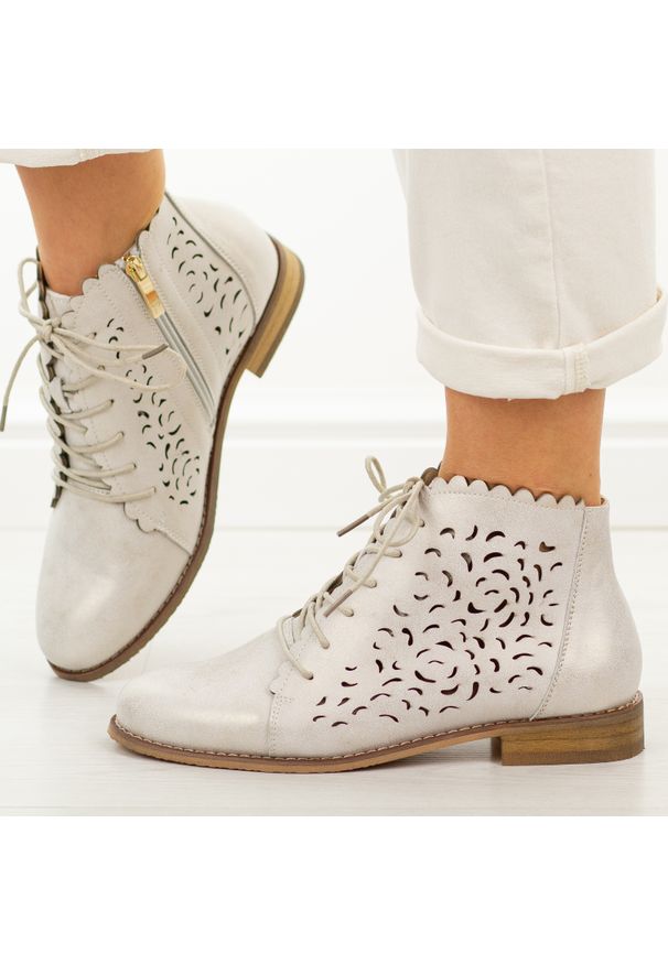 POTOCKI - Złote skórzane ażurowe botki damskie Potocki 19423. Okazja: na co dzień. Nosek buta: okrągły. Kolor: złoty. Szerokość cholewki: normalna. Wzór: ażurowy. Materiał: skóra. Sezon: wiosna, lato, jesień. Obcas: na obcasie. Styl: casual, klasyczny, elegancki. Wysokość obcasa: niski