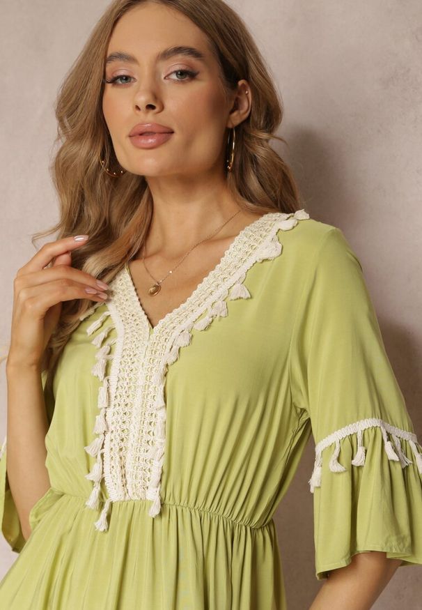 Renee - Jasnozielona Sukienka Maxi z Gumką w Talii z Ozdobnymi Chwostami z Wiskozy Zisel. Kolor: zielony. Materiał: wiskoza. Długość: maxi