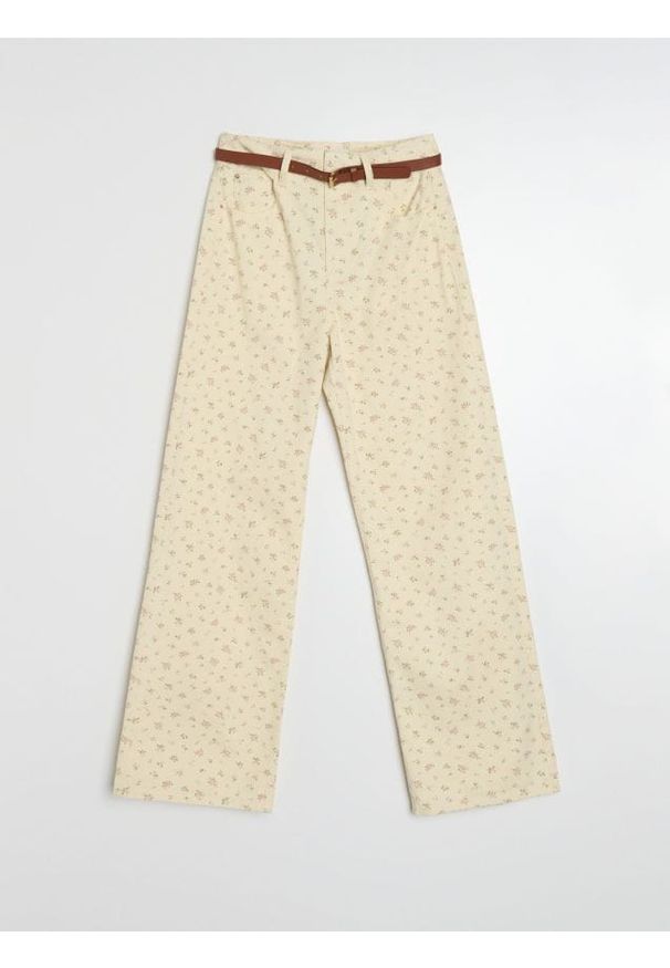 Sinsay - Jeansy wide leg z paskiem - kremowy. Kolor: kremowy